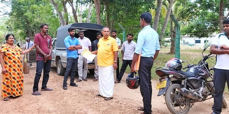 Kilinochi புன்னைநீராவி கிராமத்தில் இராணுவ முகாம் காணி அளவீட்டுக்கு எதிர்ப்பு.