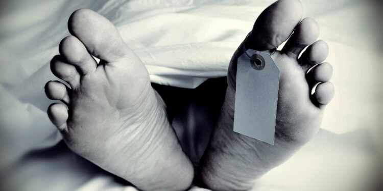 தங்காலைகடலில் மிதந்து வந்த போத்தலால் 4 மீனவர்கள் உயிரிழப்பு.