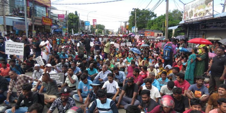 மட்டக்களப்பு கல்முனையில் 3 வீதிகளை மறித்து போராட்டம்.