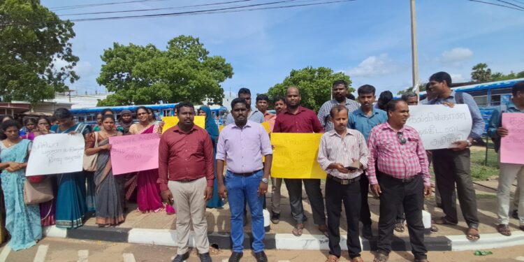 இலங்கை ஆசிரியர் சங்கத்தின் முல்லை கல்வி வலய  பிரதிநிதிகளால் முன்னெடுக்கப்பட்ட போராட்டம்.
