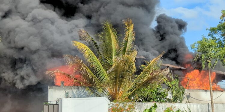 வவுனியாவவுனியாவில் தொழிற்சாலையுடன் இணைந்த களஞ்சியசாலையில் பாரிய தீ விபத்து.