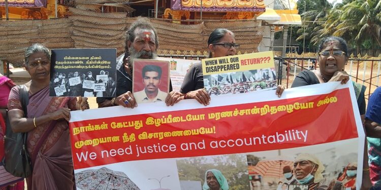 Kilinochi கிளிநொச்சி கந்தசுவாமி ஆலய முன்றலில் கவனயீர்ப்பு போராட்டம் முன்னெடுப்பு.