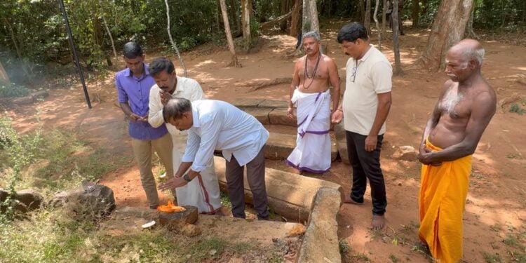 குருந்தூர்மலையில் பொலிஸ் புலனாய்வாளர்களின் கண்காணிப்புக்கு மத்தியில்  சிவ வழிபாடு.