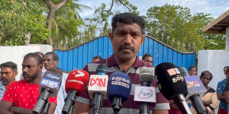 Mullaithevu முள்ளிவாய்க்கால் கிழக்கு அ.த.க பாடசாலைக்கு அதிபரை நியமிக்க கோரி  போராட்டம்.