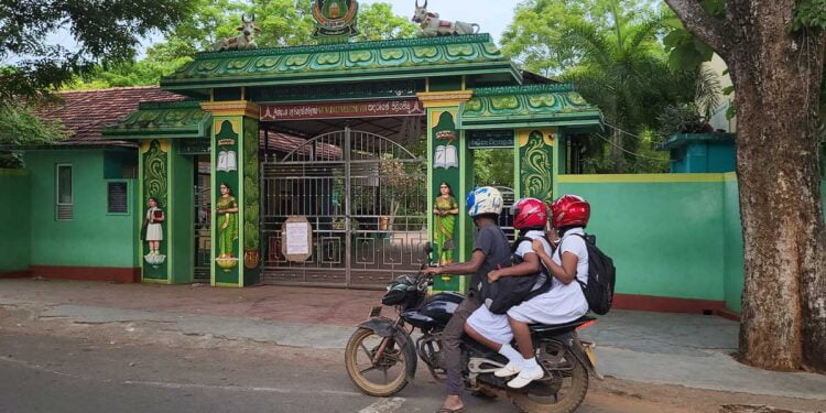 ஆசிரியர்களின் தொழிற்சங்க போராட்டத்தினால் மாணவர்களின் வரவு குறைவு.