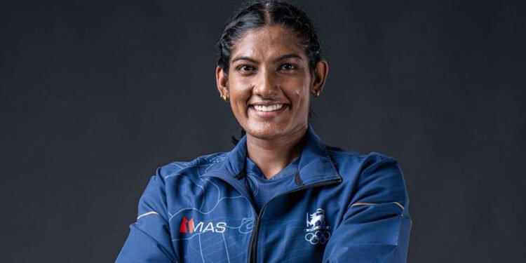 பின்னோக்கி நீந்தும் போட்டியில் கங்கா செனவிரத்ன முதலிடம்.