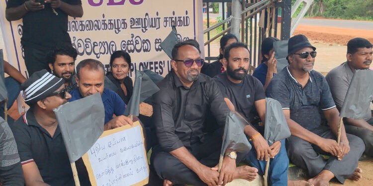 வவுனியாவவுனியா பல்கலைக்கழக கல்வி சாரா ஊழியர்கள் கருப்புக்கொடி ஏந்தி போராட்டம்.