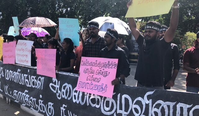 மட்டக்களப்பு மட்டக்களப்பில் தீர்வு கிடைக்கும் வரை வேலையில்லா பட்டதாரிகள் போராட்டம்.