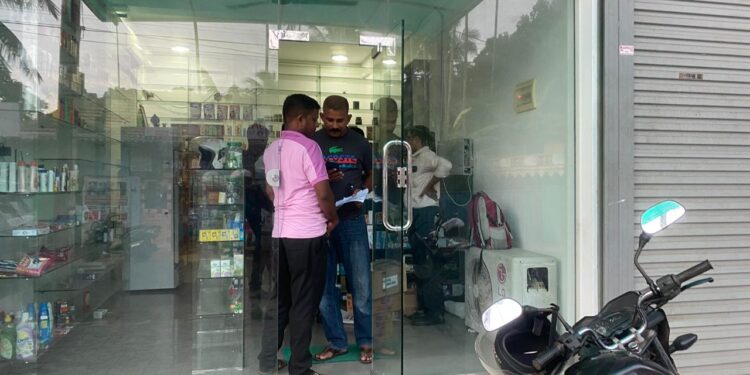 Jaffna யாழில். மருந்தகத்தை சோதனையிட சென்ற அதிகாரிகளை மருந்தகத்தினுள் வைத்து பூட்டியவர் கைது.