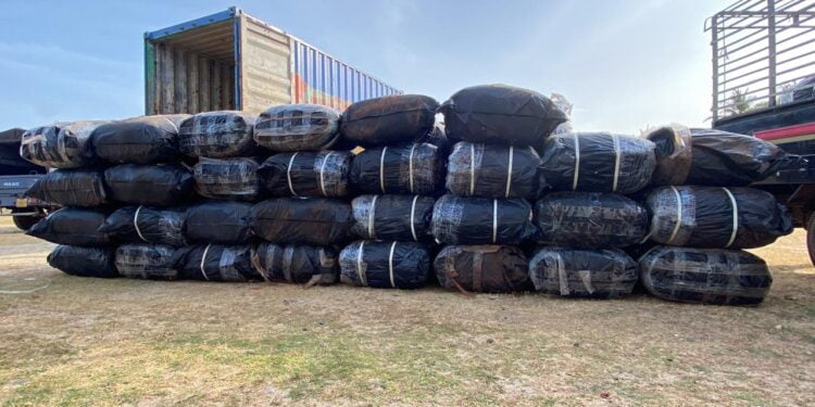 Mannar மன்னார் வங்காலை கடற்கரை பகுதியில் பீடி மற்றும் சுற்றும் இலைகளுடன் 3 நபர்கள் கைது.