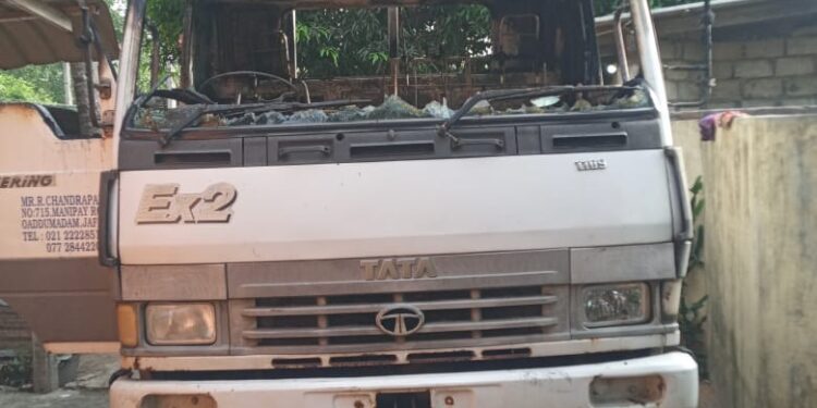 Jaffna யாழில் வாகனங்களுக்கு தீ வைப்பு.