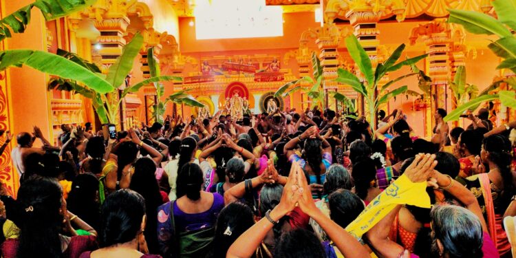 Kilinochi பாரம்பரிய முறையில் கொடிச்சீலை எடுத்துவரப்பட்டு கொடியேற்றத்துடன் ஆரம்பமானது வருடாந்த மகா உற்சவம்.