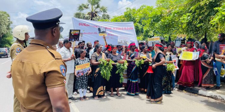 Jaffna காணாமல் ஆக்கப்பட்டவர்களின் உறவுகள் யாழில் போராட்டம்!