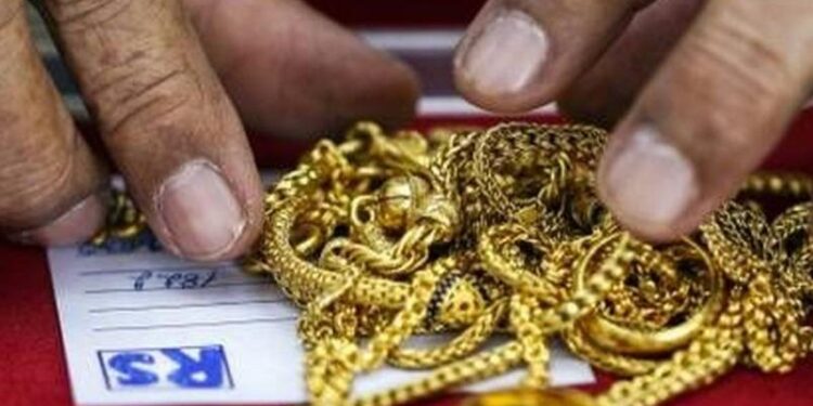 Jaffna யாழில் பேருந்தில் பயணித்த வெளிநாட்டவர்களின் நகைகள் திருட்டு.