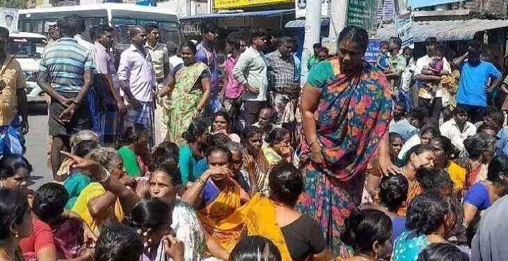 ராமேஸ்வரம்இலங்கை கடற்படை கப்பல் மோதி உயிரிழந்த மீனவர் குடும்பத்தினர் தற்போது சாலை மறியல் ஈடுபட்டு வருகின்றனர்.