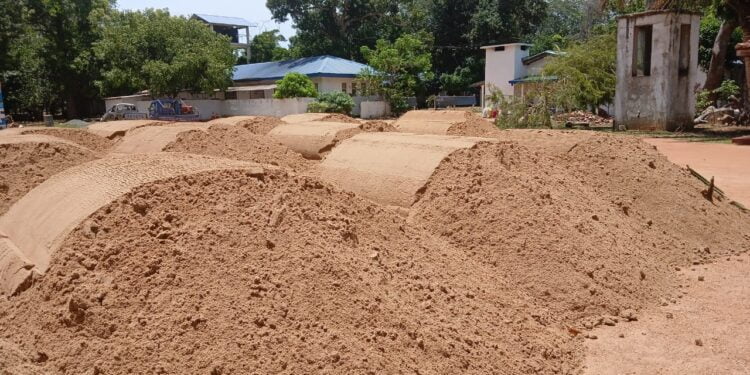 Kilinochi மணல் யாட் அமைத்து மணல் வியாபாரத்தில் ஈடுபடுவதாகபல தரப்பினரும் குற்றச்சாட்டுகளை முன் வைத்து வந்த நிலையில் அதனை உடன் மூடுவதற்கு நடவடிக்கை!