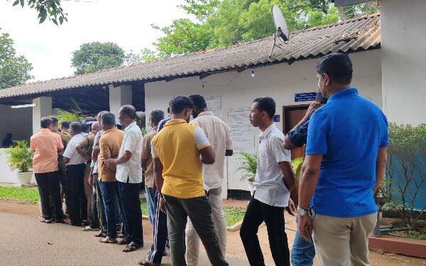 வவுனியாவில் தபால் மூல வாக்களிப்பு ஆரம்பம்.