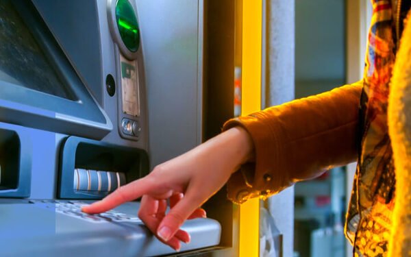 மக்கள் வங்கி ATM இல் பணமெடுத்த பெண்ணுக்கு காத்திருந்த அதிர்ச்சி!