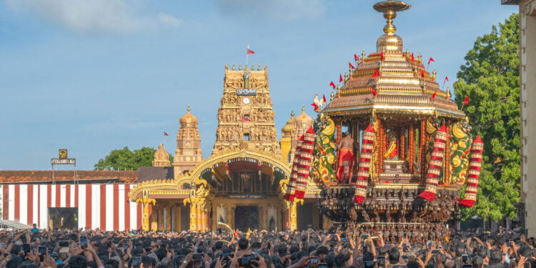 Jaffna வரலாற்று சிறப்பு மிக்க நல்லூர் கந்தசுவாமி ஆலய வருடாந்திர மகோற்சவ தேர்த்திருவிழா இன்றைய தினம் ஞாயிற்றுக்கிழமை காலை நடைபெற்றது.  காலை 6 மணியளவில் ஆரம்பமான விசேட பூஜை வழிபாடுகளை தொடர்ந்து ஆறுமுக பெருமான் வள்ளி தெய்வானை சமேதரராய் தேரில் ஆரோகணித்து பக்தர்களுக்கு அருட்காட்சி அளித்தார்.  தொடர்ந்து வள்ளி தெய்வானை சமேதரராய் தேரில் வெளிவீதி உலா வந்த ஆறுமுக பெருமான் காலை 08.45 மணிக்கு தேர் இருப்பிடத்தை வந்தடைந்தது.  இன்றைய தேர்த்திருவிழாவின் போது நாட்டின் பல பாகங்களில் இருந்தும் , வெளிநாடுகளில் இருந்தும் பல்லாயிரக்கணக்கான அடியவர்கள் கலந்து கொண்டிருந்தனர்.  அதேவேளை ஆயிரக்கணக்கான அடியவர்கள் அங்க பிரதட்சணம் செய்தும் , நூறுக்கணக்கானவர்கள் காவடிகள் எடுத்தும் கற்பூர சட்டிகள் ஏந்தியும் முருக பெருமானை வழிபட்டனர் .  நாளைய தினம் திங்கட்கிழமை காலை 7 மணிக்கு தீர்த்தோற்சவம் நடைபெறவுள்ளதுடன், மாலை 5 மணிக்கு கொடியிறக்கம் நடைபெறவுள்ளது !