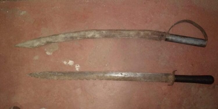 ஆரையம்பதியில் சட்டவிரோத இரு வாள்களுடன் இளைஞன் ஒருவர் கைது