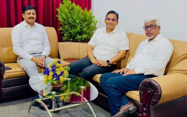 யாழ். மாவட்ட தெரிவத்தாட்சி அலுவலகருடன் தேர்தல்கள் ஆணையாளர் சந்திப்பு