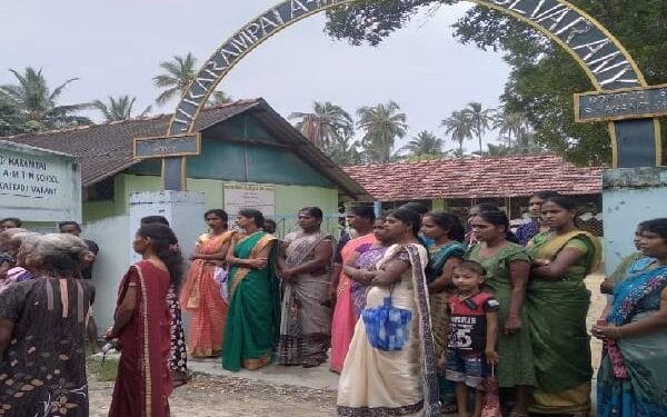 யாழில் பாடசாலை முன் பெற்றோர் போராட்டம்
