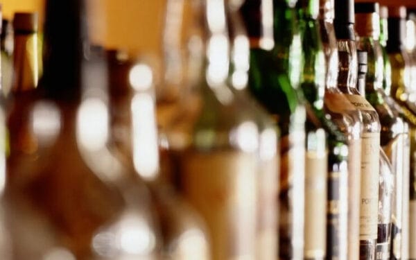 அல்பர்ட்டாவில் கடைகளில் மதுபானம் விற்க அனுமதி இல்லை.