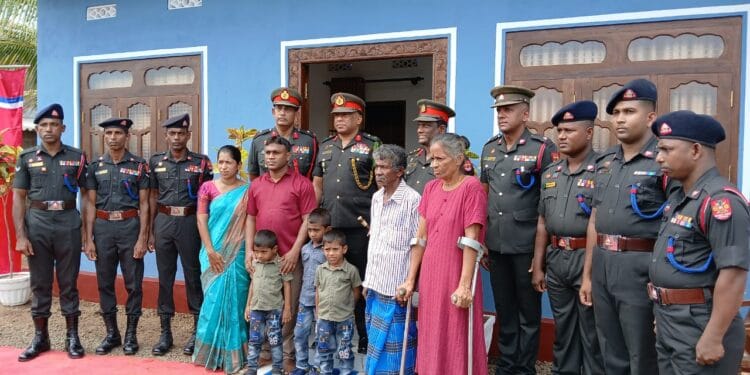 கிளிநொச்சிகுறைந்த வருமானம் பெறும் குடும்பத்தினருக்கு இராணுவத்தினரால் புதிய வீடு கையளிப்பு.