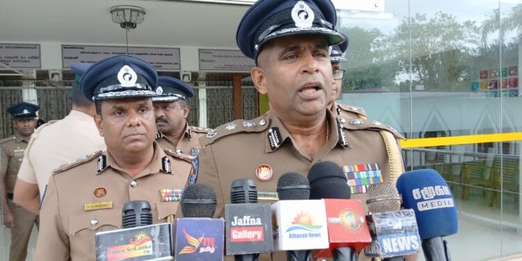 கிளிநொச்சிகிளிநொச்சிக்கு விஜயம் மேற்கொண்ட பிரதி பொலிஸ்மா அதிபர்.