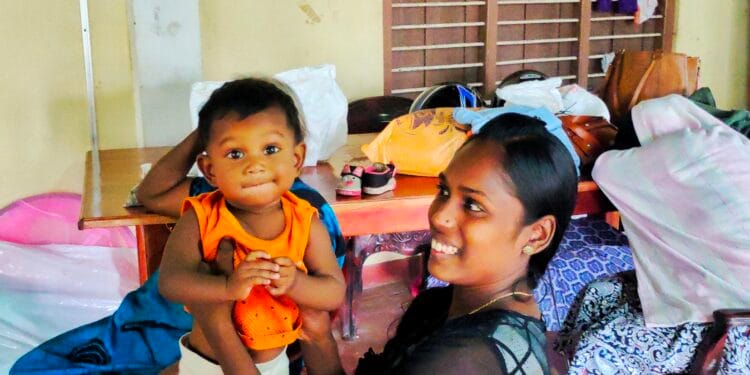 வெள்ளம் வடிந்தோடும் நிலையில் மக்கள் படிப்படியாக இயல்பு நிலைக்கு திரும்புகின்றனர்.
