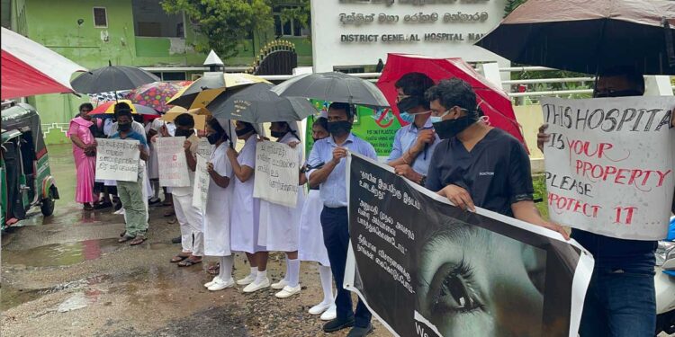 மன்னார் மாவட்ட பொது வைத்தியசாலை ஊழியர்கள் அடையாள கவனயீர்ப்பு முன்னெடுப்பு.