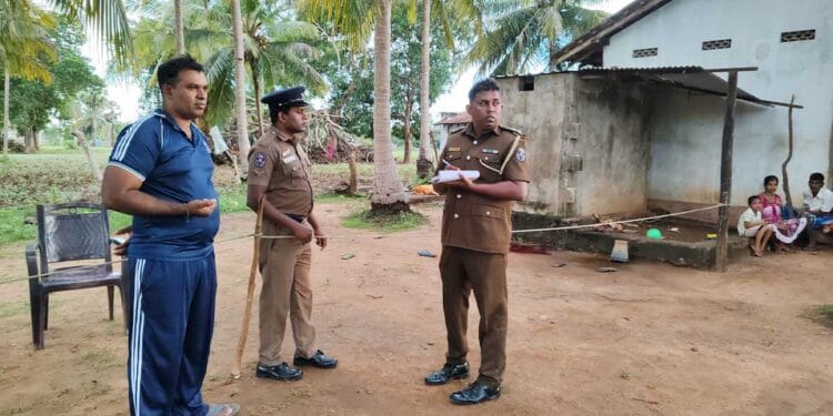 மண்வெட்டியால் தாக்கி பெண் கொலை.