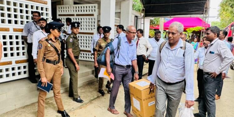 யாழில் வாக்களிப்பு நிலையங்களுக்கு எடுத்து செல்லப்பட்ட வாக்கு பெட்டிகள்.