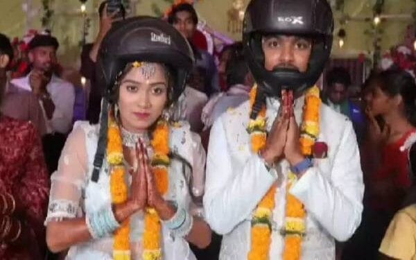 திருமணத்தின் போது மாலைக்கு பதிலாக ஹெல்மெட் மாற்றிய மணமக்கள்.