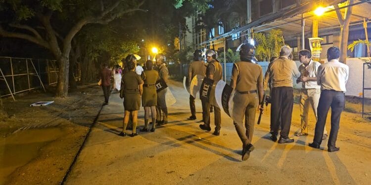 யாழ். வாக்கெண்ணும் நிலையத்தில் குழப்பநிலை – களமிறக்கப்பட்ட கலகத்தடுப்பு பொலிஸார்!