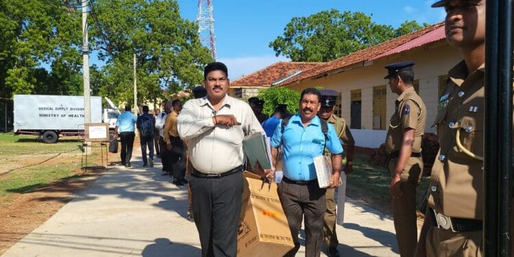 மட்டக்களப்பில் பலத்த பாதுகாப்புக்கு மத்தியில் வாக்கு பெட்டிகள் வாக்களிப்பு நிலையங்களுக்கு அனுப்பிவைப்பு.