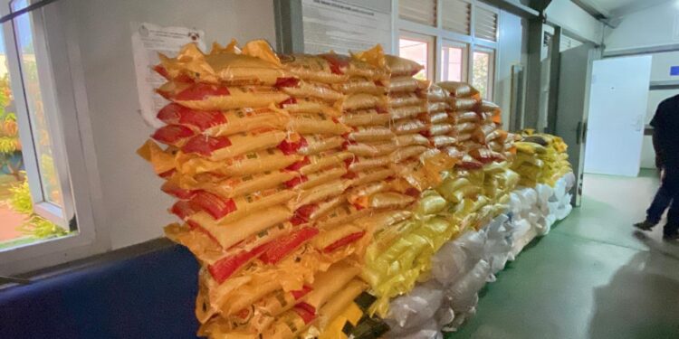 மன்னாரில் வாக்காளர்களுக்கு என வழங்க கொண்டுவரப்பட்ட ஒரு தொகுதி உலர் உணவு பொதிகள் பொலிஸாரால் மீட்பு.