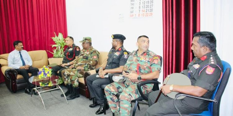 யாழ் . மாவட்ட செயலரை சந்தித்த யாழ்.மாவட்ட தளபதி.