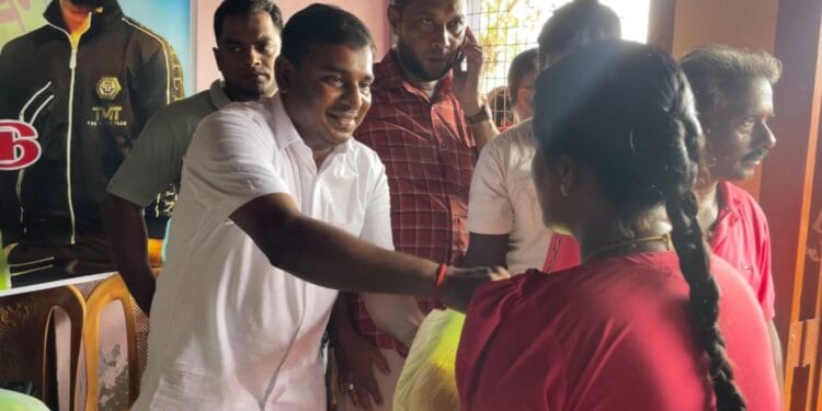 யாழில். வெள்ளத்தால் பாதிக்கப்பட்டவர்களுக்கு உலர் உணவு பொருட்கள் வழங்கி வைப்பு.