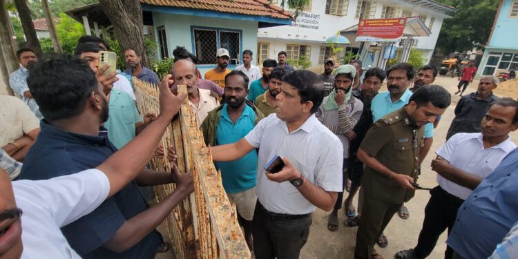 சாவகச்சேரி நகர சபையை மூடி போராட்டம் மேற்கொண்ட வர்த்தகர்கள்.
