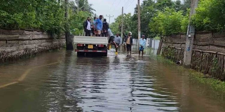 சாவகச்சேரியில் வெள்ளத்தை வெளியேற்றும் இளைஞர்கள்.