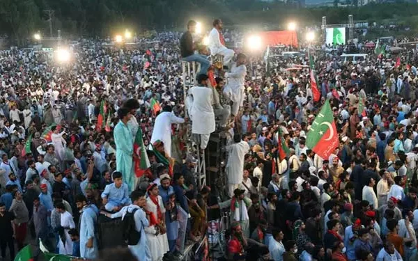 இம்ரான் கானை விடுதலை செய்யக் கோரி போராட்டத்தில் ஈடுபட்ட 96 பேருக்கு பிடியாணை!