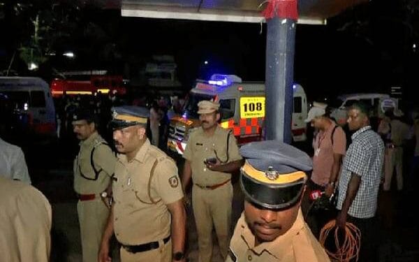 மனைவியை காருடன் தீ வைத்து எரித்துக் கொன்ற கணவர்.