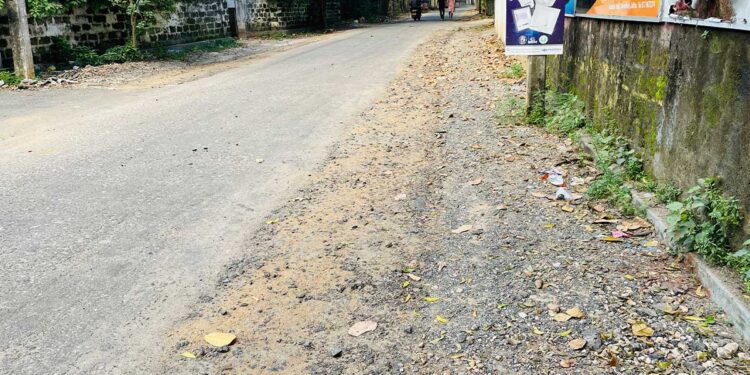 கலாசாலை வீதியை புனரமைத்து தருமாறு மக்கள்  கோரிக்கை