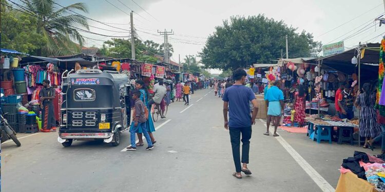 மன்னாரில் சூடு பிடித்துள்ள பண்டிகைக்கால வியாபாரம்.