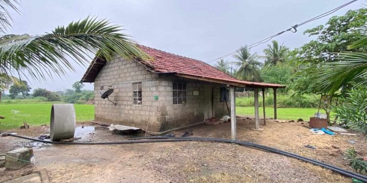 மன்னாரில் அனர்த்த முகாமைத்துவ நிலைய அதிகாரிகளால் காப்பாற்றப்பட்ட கிராமம்.