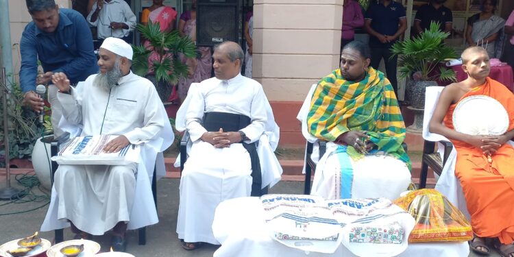 வவுனியா மாவட்ட செயலகத்தில் சுனாமி நினைவு தினம் அனுஸ்டிப்பு.