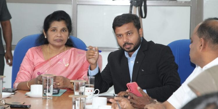 மட்டக்களப்பில் இடம் பெற்ற அனர்த்த முகாமைத்துவ குழு கூட்டத்தில்  மணல் அகழ்விற்கு தற்காலிக தடை.