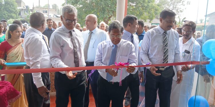 வடமாகாண காணி ஆணையாளர் திணைக்கள கட்டிடம் இன்றைய தினம் கிளிநொச்சியில் திறந்து வைக்கப்பட்டது.