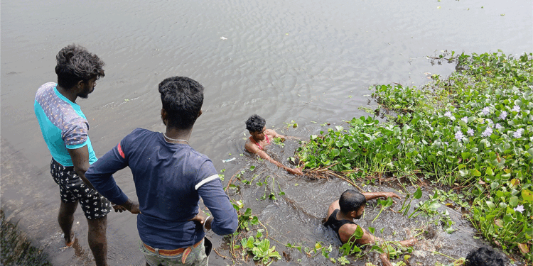 காப்பாற்றிய பின்பும் மீண்டும் குளத்தில் குதித்து காணாமல் போன நபர்.